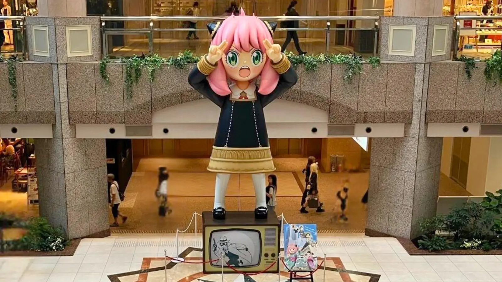 アーニャの巨大フィギュア