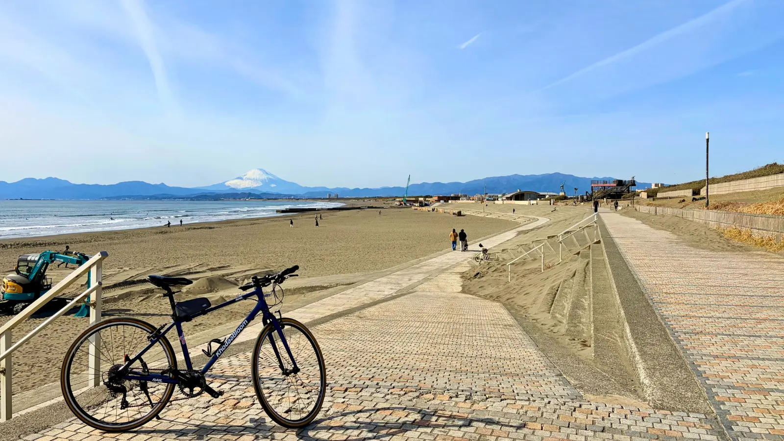 湘南海岸のサイクリングロードにて、クロスバイクと富士山