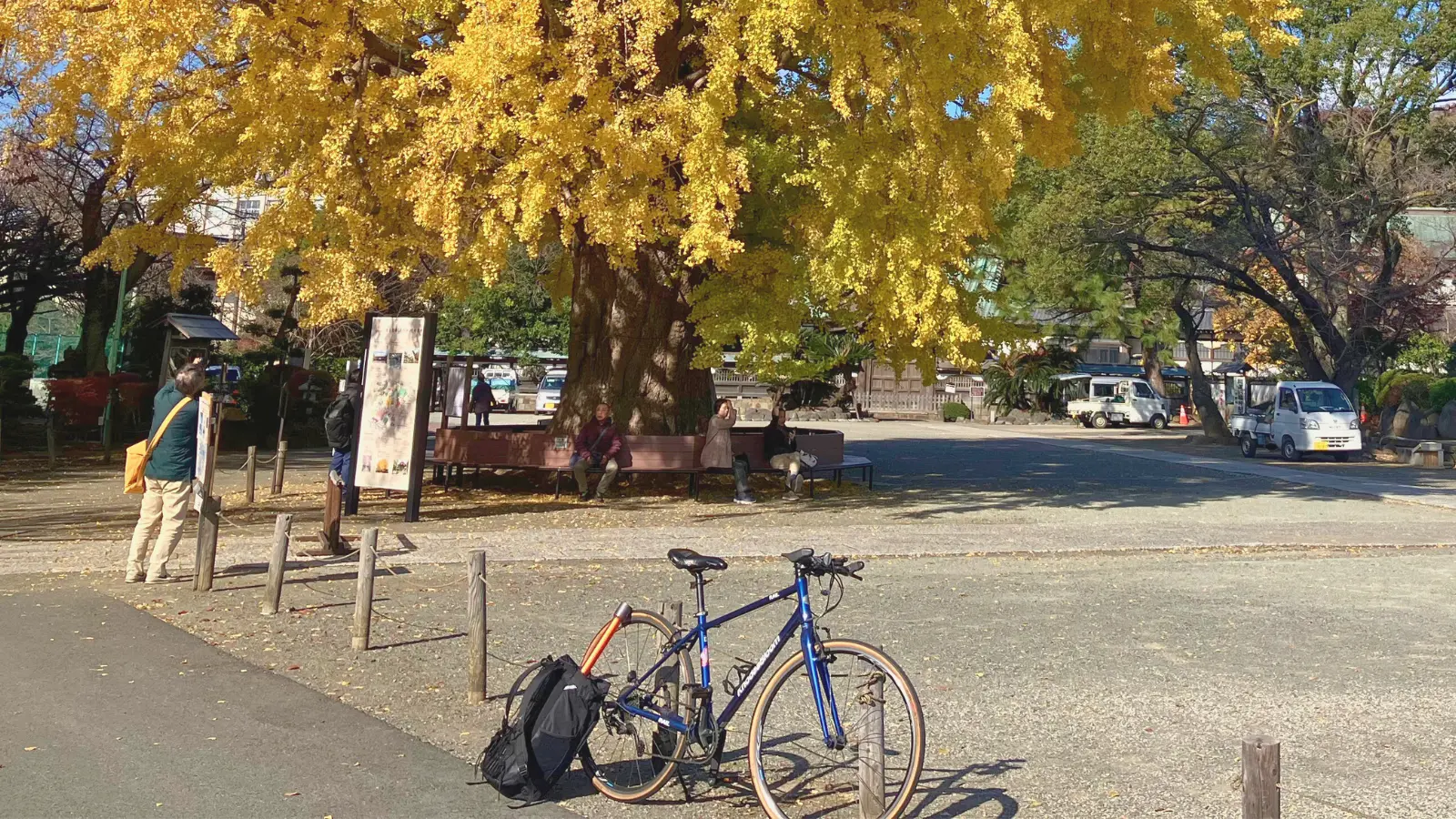 掃除機を詰め込んだリュックと自転車