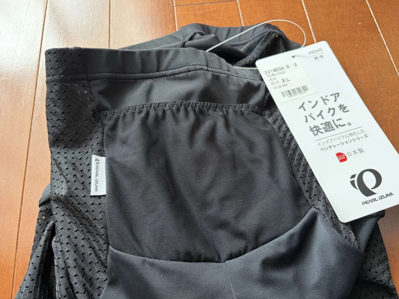 パールイズミのインドア用サイクルパンツと背中のメッシュポケット