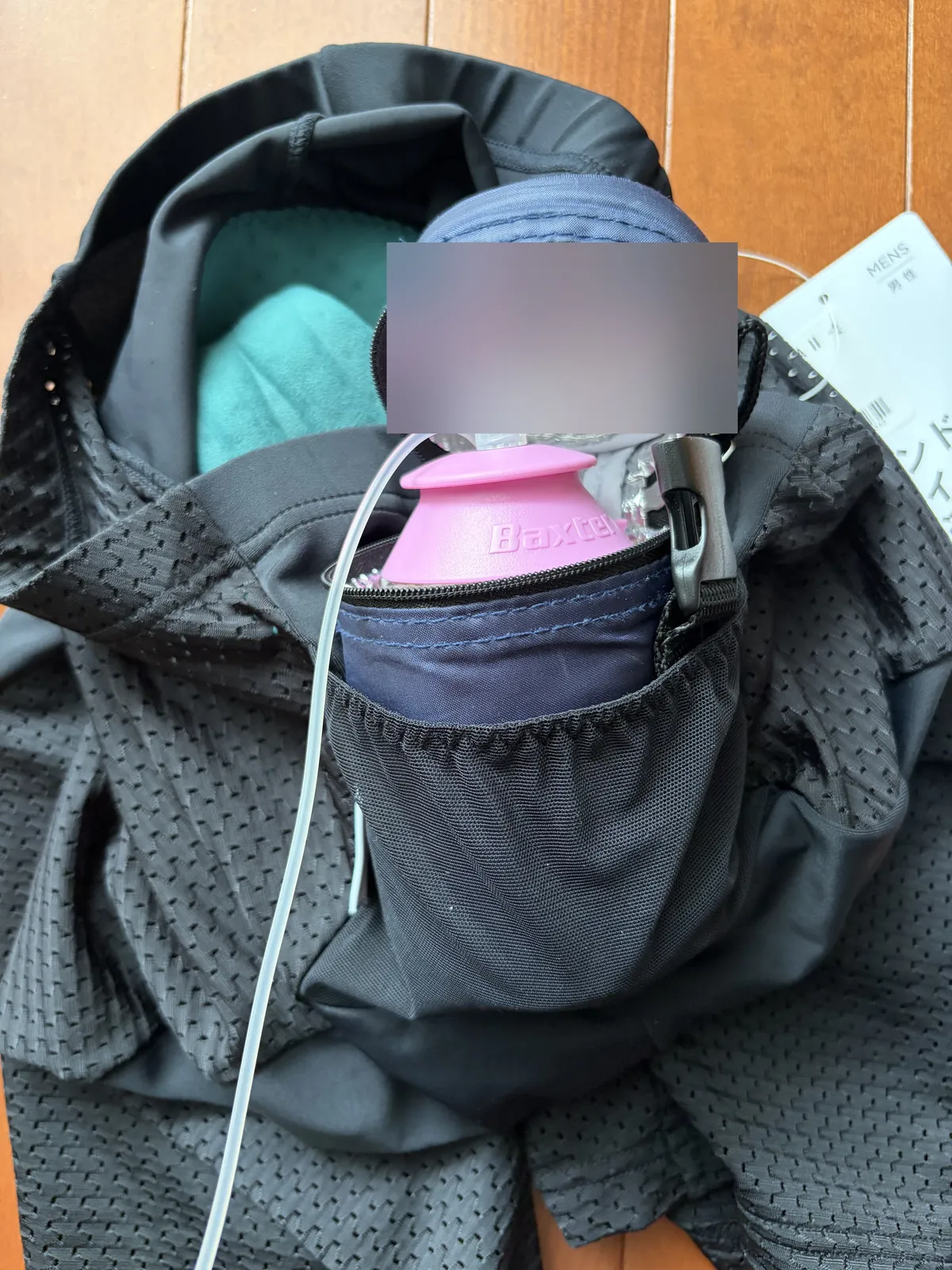 抗がん剤の携帯ポンプを入れた保冷ポーチを、サイクルパンツの背中ポケットに入れたところ